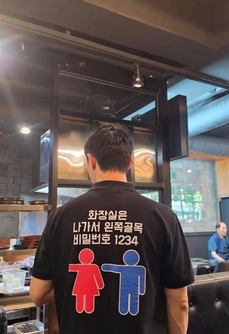youngdeokkim1's tweet photo. 식당에서 화장실을  얼마나 많이 물어 봤으면 

종업원 유니폼에 친절하게 표시 해 놨네요 https://t.co/jpLs24CsIE