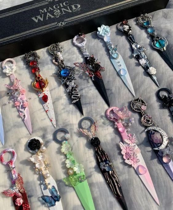 fairyprxncess's tweet photo. i need a pretty dagger https://t.co/pCBAjkE137