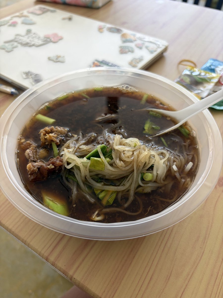 anjosnath_'s tweet photo. @pavonesss Morei por um tempo na Tailândia e por lá (e vários outros lugares) é super comum pedir delivery e vir num saquinho pra manter a comida quentinha e não derramar.
Chamar comida de nojento faz VOCÊ ser um NOJENTO https://t.co/GppE5hphdF