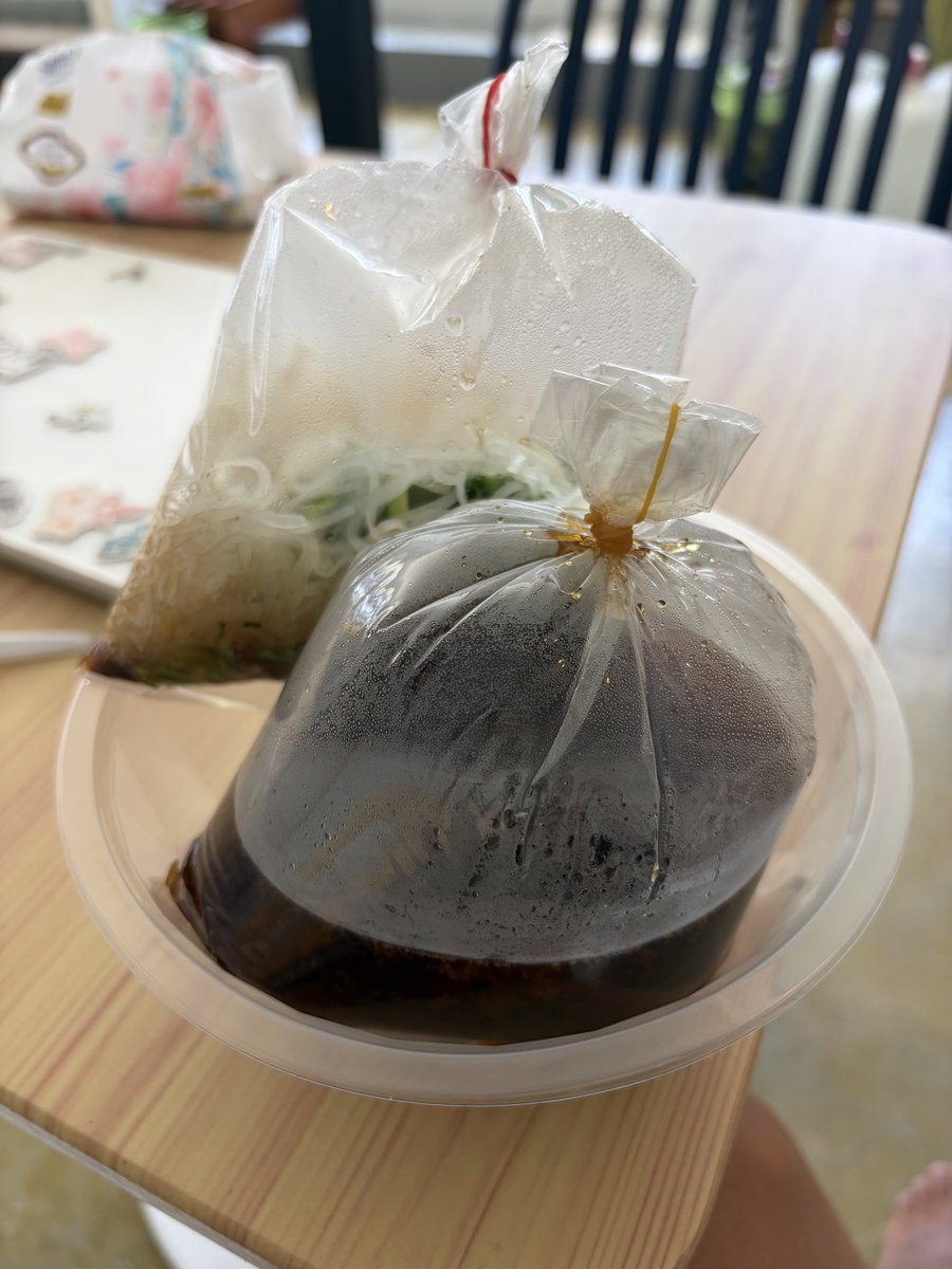 anjosnath_'s tweet photo. @pavonesss Morei por um tempo na Tailândia e por lá (e vários outros lugares) é super comum pedir delivery e vir num saquinho pra manter a comida quentinha e não derramar.
Chamar comida de nojento faz VOCÊ ser um NOJENTO https://t.co/GppE5hphdF