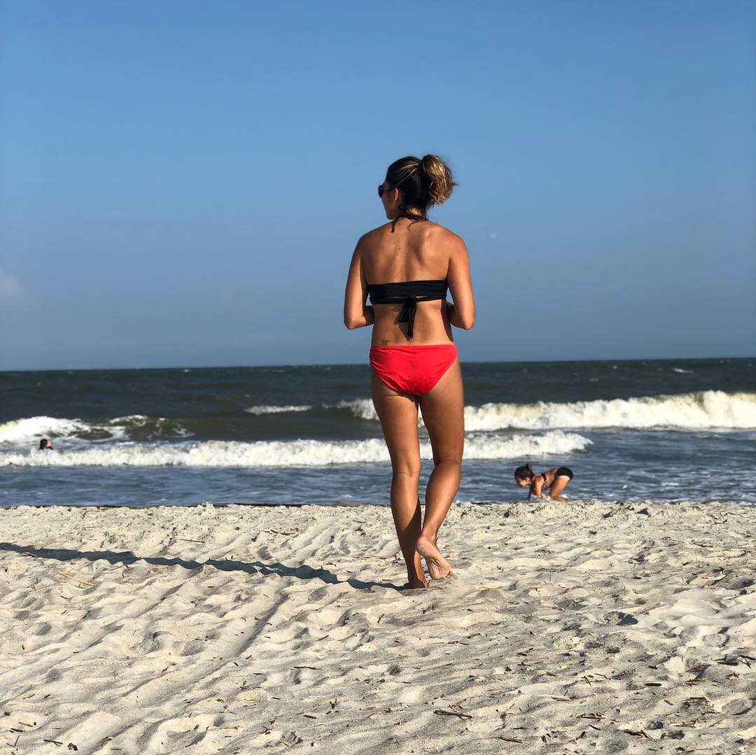 ChantalAutvml's tweet photo. Hilton Head, summer 2018: After months of exercising five times a week, I became more mindful of my nutrition. Within weeks, I felt better physically and mentally. Exercise and nutrition go hand in hand—one can’t replace the other. https://t.co/tOfgpTJdwb