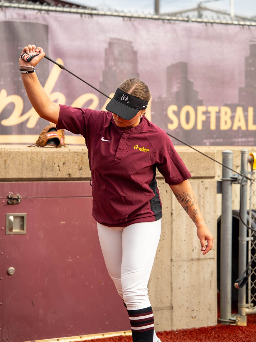 GopherSoftball's tweet photo. Warmin' up! 😁🔥

#GSB | #SkiUMah https://t.co/tRsWJzDs1C