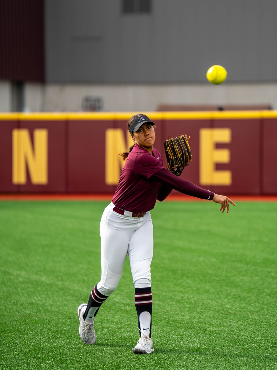 GopherSoftball's tweet photo. Warmin' up! 😁🔥

#GSB | #SkiUMah https://t.co/tRsWJzDs1C