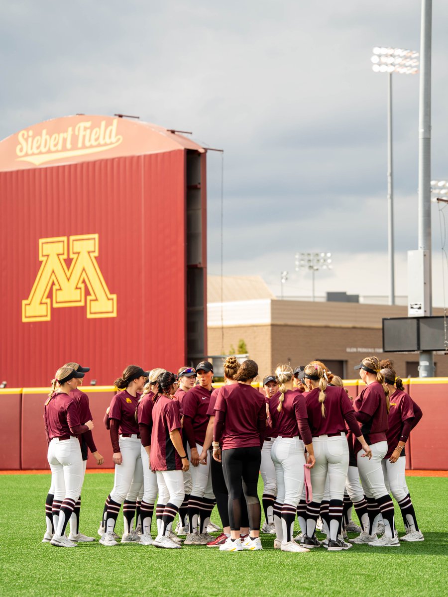 GopherSoftball's tweet photo. Warmin' up! 😁🔥

#GSB | #SkiUMah https://t.co/tRsWJzDs1C
