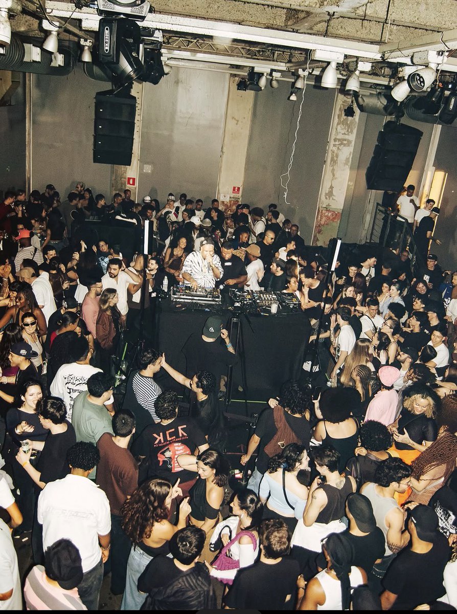 maraniini's tweet photo. o que é um pontinho rosa no central? https://t.co/LBQ0nByByf