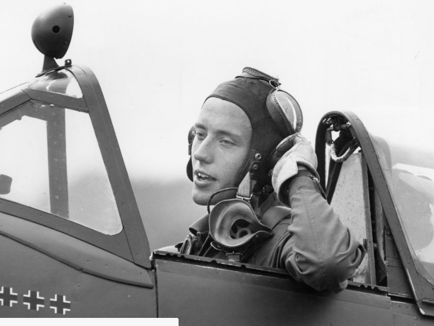 ron_eisele's tweet photo. 26 September 1999. Death of Mark Hanna (b. 6 August 1959). RAF pilot, Managing Director and co-founder along with his father Ray, of the Old Flying Machine Company. Died after his Hispano Buchon caught fire on final approach and crashed at Sabadell near Barcelona. https://t.co/7JbKx733Wf