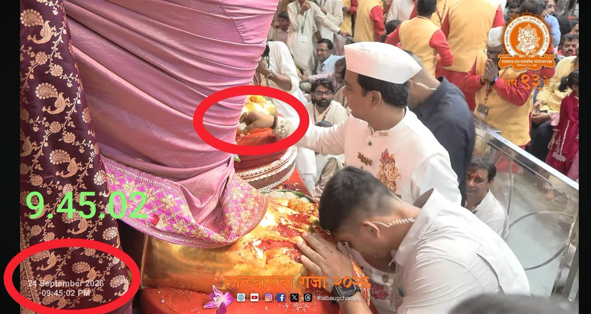 Ash_Ind36's tweet photo. @YashRRJ @NewsNationTV Yash bhai.. Neeta ambani ate modak even before offering to #lalbaugcha Ganpati.. Bhakts offered Jhootha kiya Modak to God..
ये भक्ति नही अंधा चमचागिरी है.. https://t.co/ds6rkBp4u4