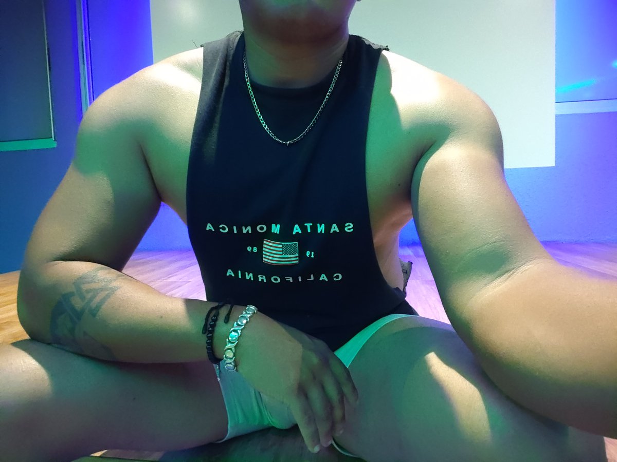 Rom5104's tweet photo. Gym Time! 💪😎.
#gym #forse #gay https://t.co/8UtJLuVq0c