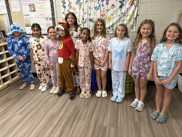 StarCitySchools's tweet photo. JBE is cozy today, but our Bulldogs are ready to WAKE UP the competition! 🏈

Good luck to our Bulldogs as they take on the Crossett Eagles tonight! #bethebest https://t.co/m1K0Yyh3rh