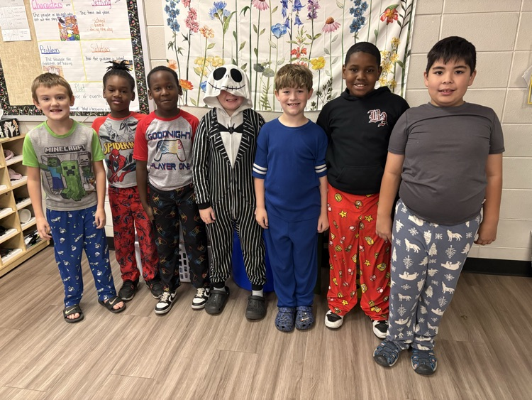 StarCitySchools's tweet photo. JBE is cozy today, but our Bulldogs are ready to WAKE UP the competition! 🏈

Good luck to our Bulldogs as they take on the Crossett Eagles tonight! #bethebest https://t.co/m1K0Yyh3rh