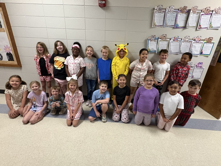 StarCitySchools's tweet photo. JBE is cozy today, but our Bulldogs are ready to WAKE UP the competition! 🏈

Good luck to our Bulldogs as they take on the Crossett Eagles tonight! #bethebest https://t.co/m1K0Yyh3rh
