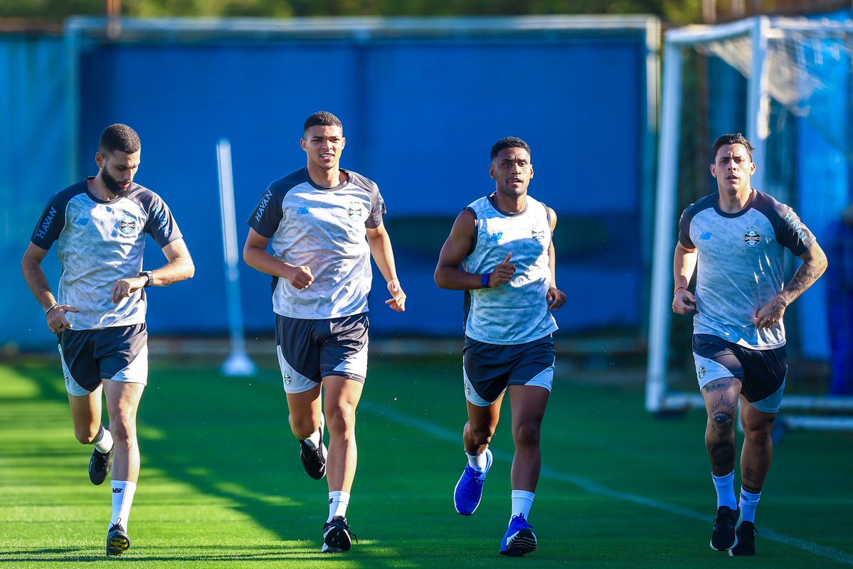 Gremio's tweet photo. TREINO EM DOIS TURNOS 💪🏾🇪🇪 A parte da manhã foi dedicada para trabalhos técnicos e táticos. Já à tarde, exercícios aeróbicos em volta do campo.

📸 Caroline Motta | Grêmio FBPA

Leia mais detalhes: https://t.co/b1E927ri4Q https://t.co/tZ2g3JJjO6