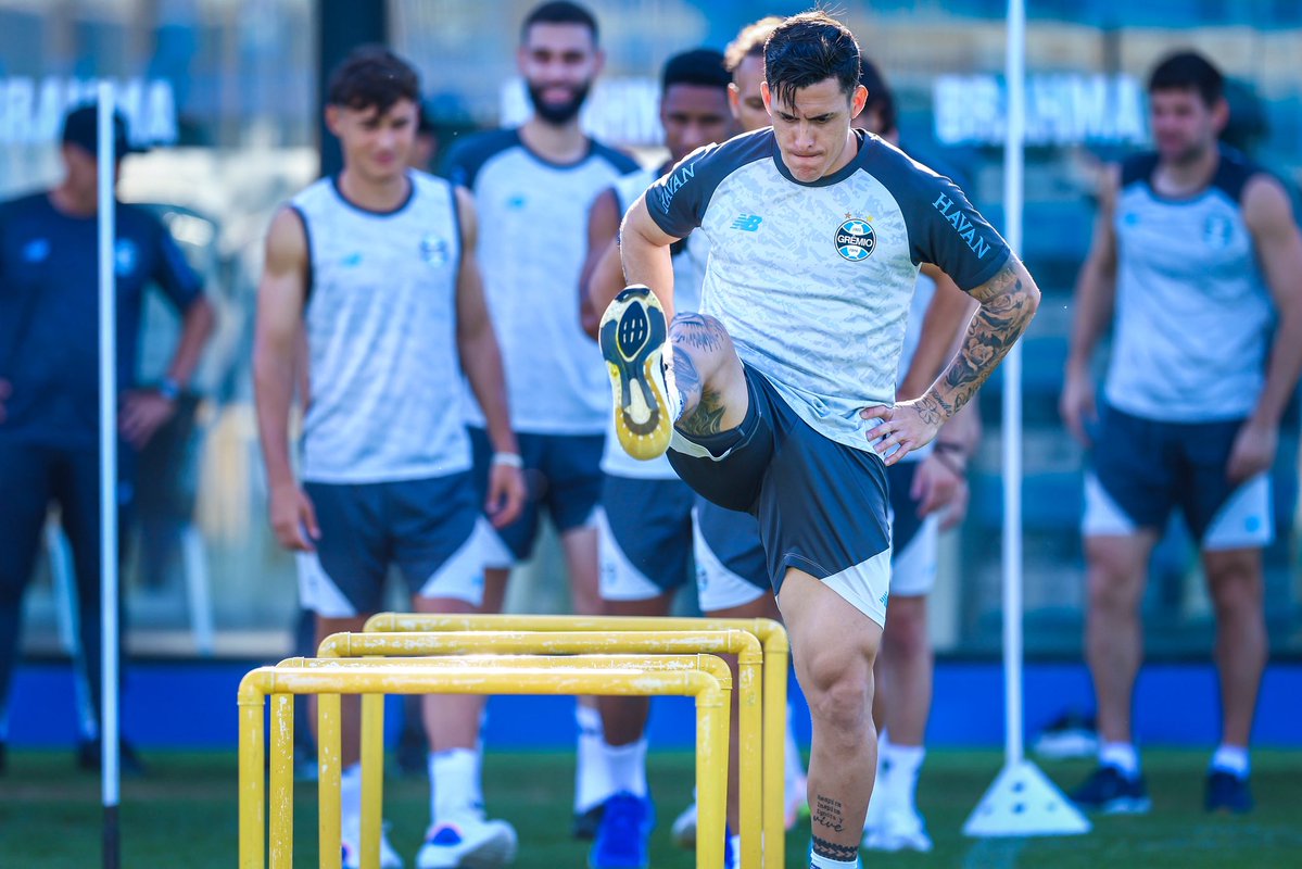 Gremio's tweet photo. TREINO EM DOIS TURNOS 💪🏾🇪🇪 A parte da manhã foi dedicada para trabalhos técnicos e táticos. Já à tarde, exercícios aeróbicos em volta do campo.

📸 Caroline Motta | Grêmio FBPA

Leia mais detalhes: https://t.co/b1E927ri4Q https://t.co/tZ2g3JJjO6