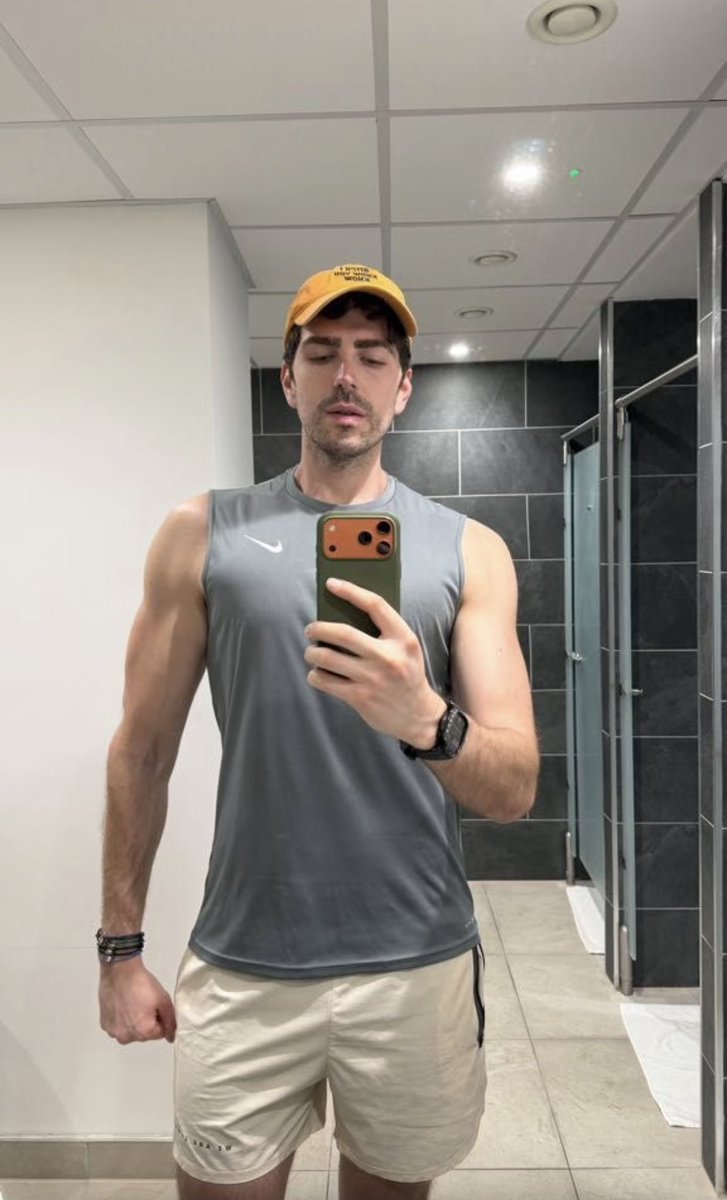 LondonLad95's tweet photo. Be careful of this 27 year old gay lad in Paddington on Grindr - mate caught loads off him and asked me to warn everyone. Stay safe! https://t.co/4yXekRJThx
