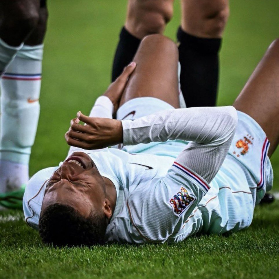 TouchlineX's tweet photo. 🚨 𝗡𝗘𝗪: Kylian Mbappé will probably return to Madrid after his injury with France, as per Zizou.

Mbappé hyperextended his knee on a strike, and he is NOT feeling well.

He has had a very good start to the season; this is definitely worrisome for Mourinho. https://t.co/TkcaLUztne
