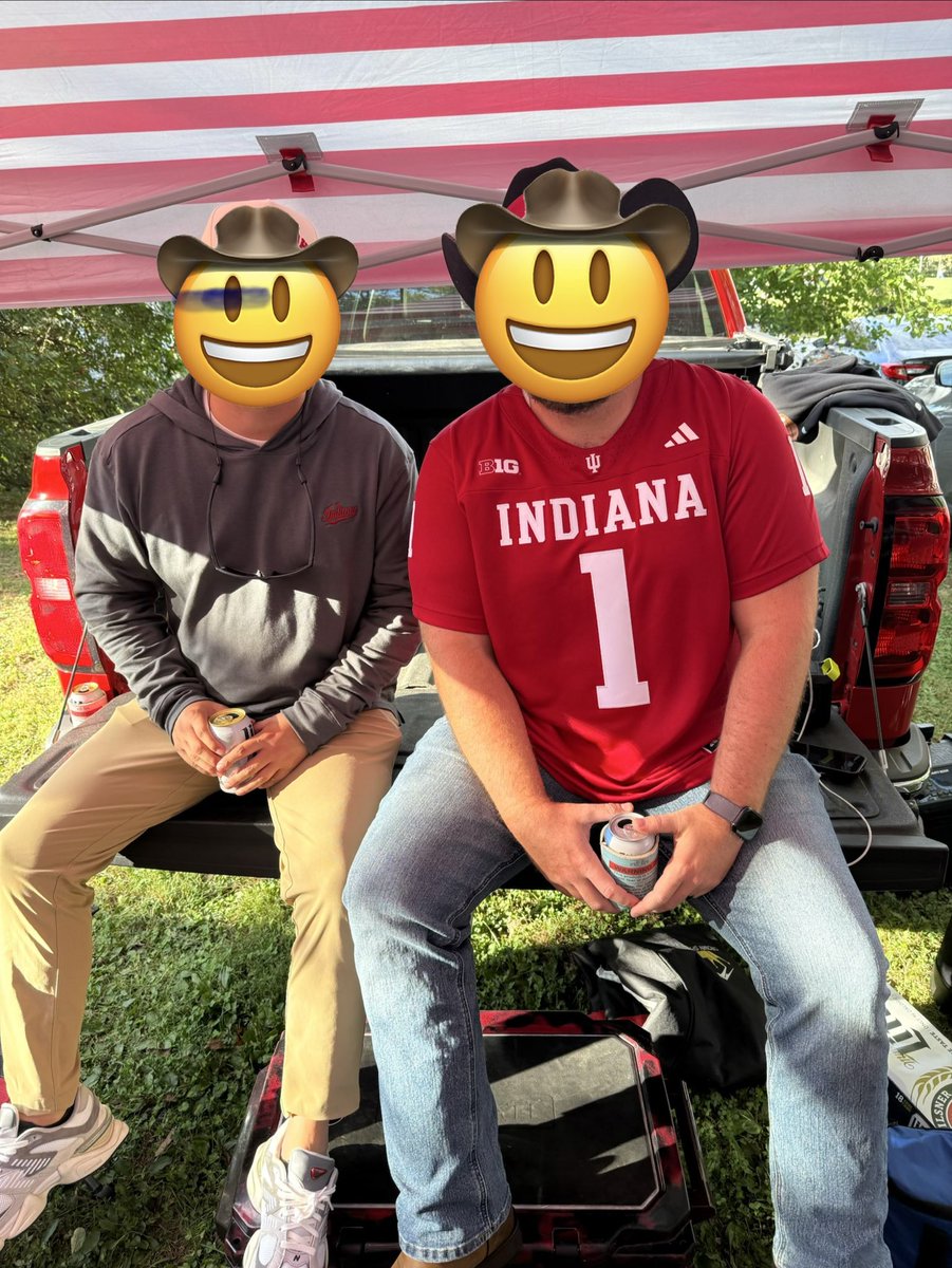 Samuel260_317's tweet photo. Just a red blooded, all American tailgate https://t.co/qDIX4w57L9