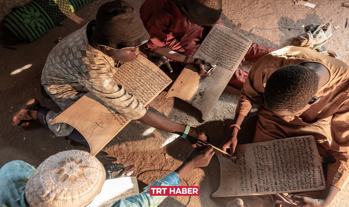 trthaber's tweet photo. Nijeryalı çocuklar, Kur’an-ı Kerim’i ahşap levhalara yazarak ezberliyor.

Kağıt ve kitap imkanlarının sınırlı olduğu bölgede çocuklar, dini eğitimlerini yüzyıllardır sürdürülen geleneksel yöntemle devam ettiriyor. https://t.co/PDPOs0vSam