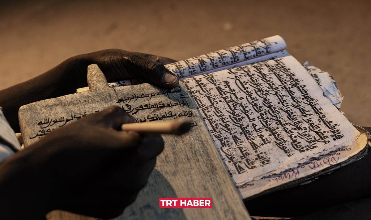 trthaber's tweet photo. Nijeryalı çocuklar, Kur’an-ı Kerim’i ahşap levhalara yazarak ezberliyor.

Kağıt ve kitap imkanlarının sınırlı olduğu bölgede çocuklar, dini eğitimlerini yüzyıllardır sürdürülen geleneksel yöntemle devam ettiriyor. https://t.co/PDPOs0vSam
