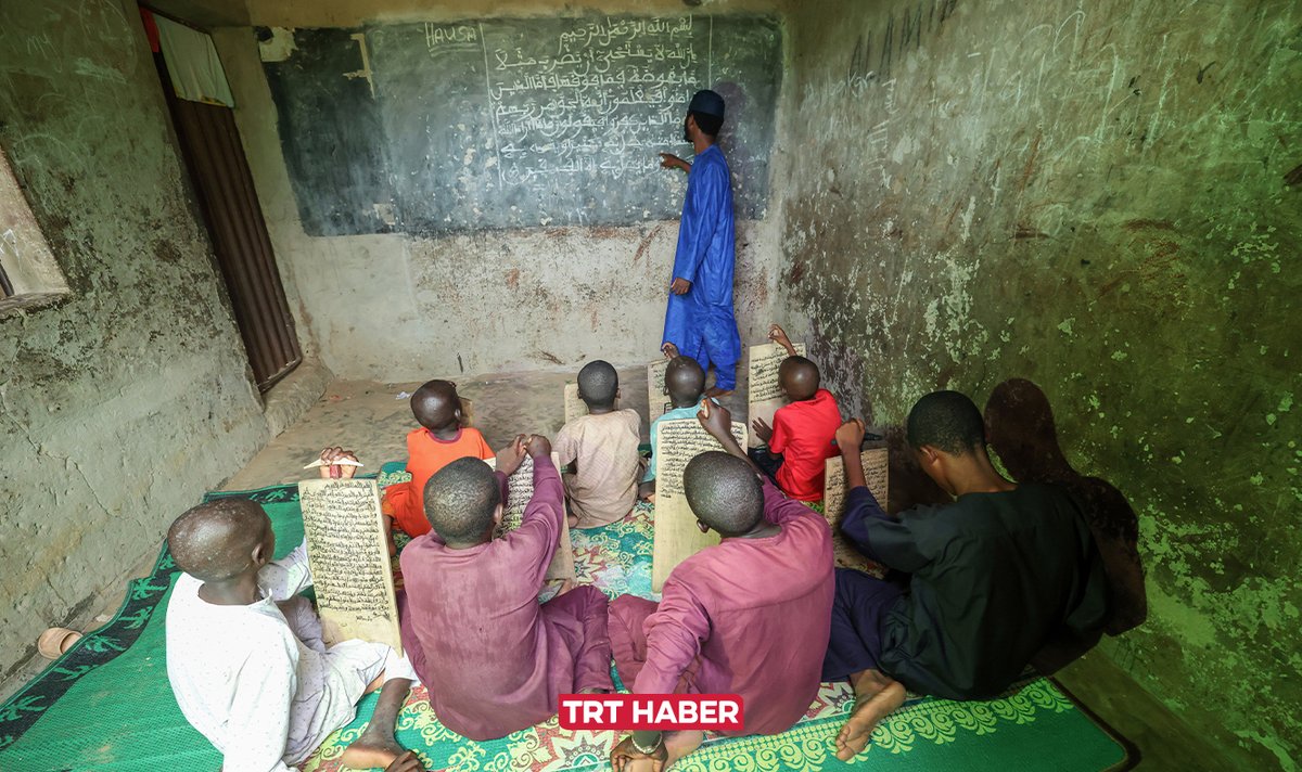 trthaber's tweet photo. Nijeryalı çocuklar, Kur’an-ı Kerim’i ahşap levhalara yazarak ezberliyor.

Kağıt ve kitap imkanlarının sınırlı olduğu bölgede çocuklar, dini eğitimlerini yüzyıllardır sürdürülen geleneksel yöntemle devam ettiriyor. https://t.co/PDPOs0vSam