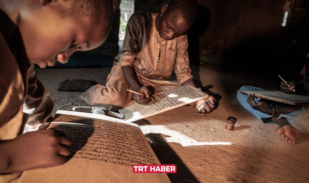 trthaber's tweet photo. Nijeryalı çocuklar, Kur’an-ı Kerim’i ahşap levhalara yazarak ezberliyor.

Kağıt ve kitap imkanlarının sınırlı olduğu bölgede çocuklar, dini eğitimlerini yüzyıllardır sürdürülen geleneksel yöntemle devam ettiriyor. https://t.co/PDPOs0vSam