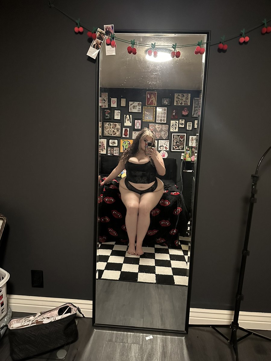somedumbfatgirl's tweet photo. fat girl friday https://t.co/389PwKqs4R