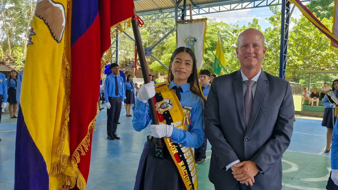EducacionZ4_Ec's tweet photo. 📍 [PORTOVIEJO] En la Unidad Educativa Fiscal Alajuela, 85 estudiantes vivieron un momento especial, como parte de la conmemoración del #DíaDeLaBandera.

Una jornada para reafirmar el respeto por nuestros símbolos patrios y el compromiso que cada estudiante asume con el país. 🇪🇨 https://t.co/5pkIofaqhh