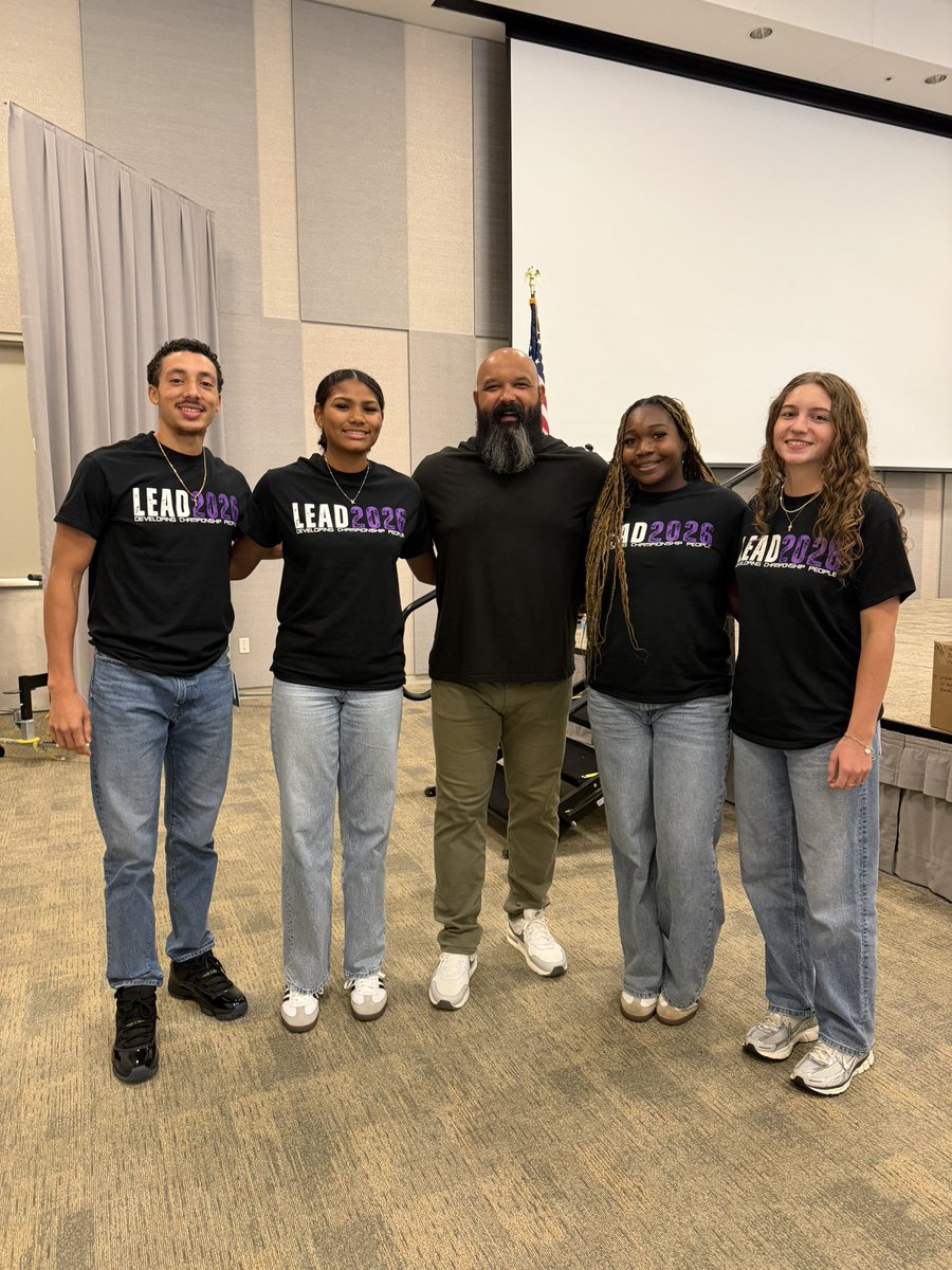 ladybuchoops's tweet photo. These three ladies got an opportunity to represent Brazoswood lady BUC basketball today.

Addison Vasek (Jr.)
Jabrion Mack (Jr.)
Kiera Lunford (Jr.)

They were able to understand what it takes to become valuable LEADERS for our program. Coach Mackey was a great! 
#WhereYaFrom
#F5 https://t.co/z8t9RxRyRJ