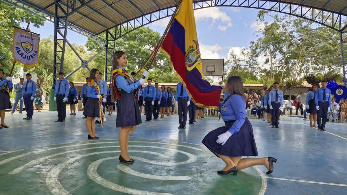 EducacionZ4_Ec's tweet photo. 📍 [PORTOVIEJO] En la Unidad Educativa Fiscal Alajuela, 85 estudiantes vivieron un momento especial, como parte de la conmemoración del #DíaDeLaBandera.

Una jornada para reafirmar el respeto por nuestros símbolos patrios y el compromiso que cada estudiante asume con el país. 🇪🇨 https://t.co/5pkIofaqhh