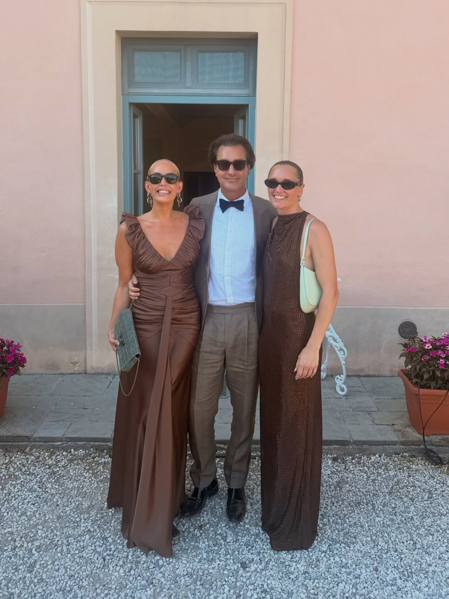 AnjinhoDig's tweet photo. THE WEDDING DAY 🥹 Min bästis sedan 27 år tillbaka är numera GIFT @michaelaforni med sin Damon! https://t.co/fQ4DcFXrm9