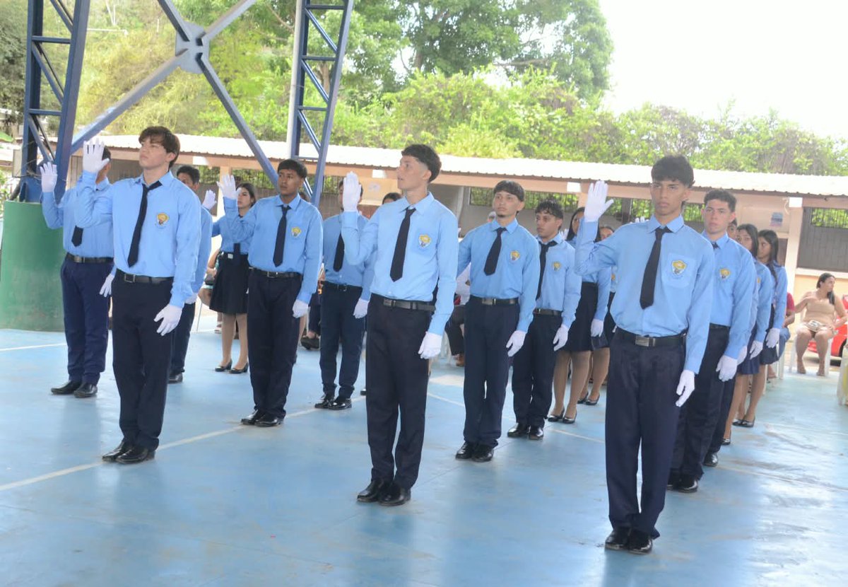 EducacionZ4_Ec's tweet photo. 📍 [PORTOVIEJO] En la Unidad Educativa Fiscal Alajuela, 85 estudiantes vivieron un momento especial, como parte de la conmemoración del #DíaDeLaBandera.

Una jornada para reafirmar el respeto por nuestros símbolos patrios y el compromiso que cada estudiante asume con el país. 🇪🇨 https://t.co/5pkIofaqhh