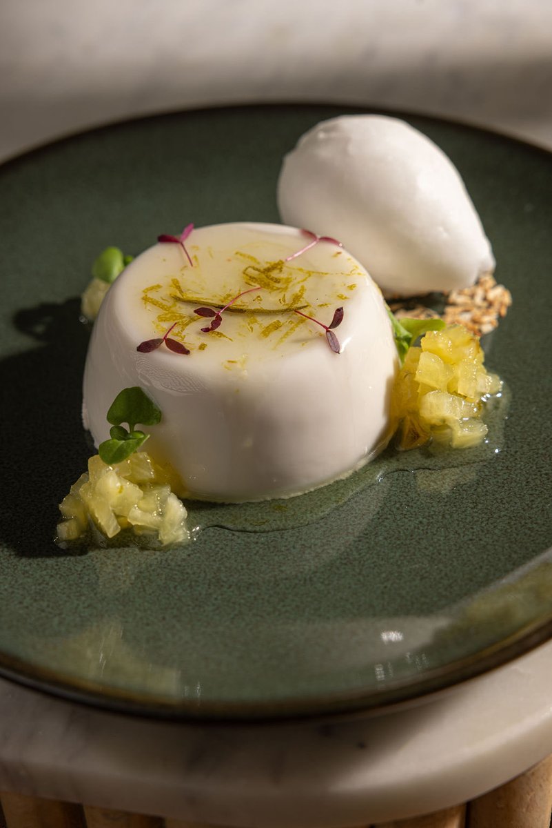 TheRedBank's tweet photo. Coconut Panna Cotta
Poached Pineapple, Rosemary and Lime Syrup, Desiccated Coconut, Coconut Sorbet
#tasteleitrim #enjoyleitrim #MichelinGuide https://t.co/64clsT4iKc