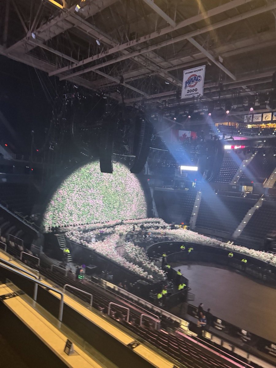 rodrigosdata's tweet photo. 🚨 First look at the stage for Olivia Rodrigo’s ‘The Unraveled Tour’. #UnraveledInHartford https://t.co/5ftonVSZ84