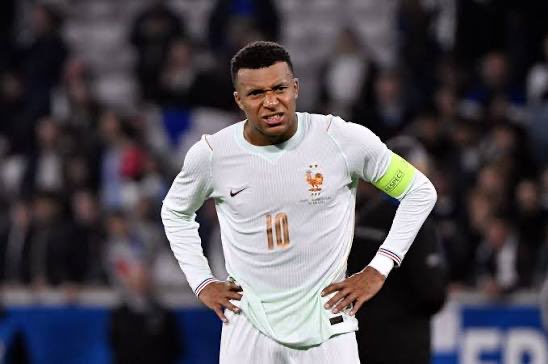 FabriceHawkins's tweet photo. 🚨🇫🇷 Kylian Mbappé va quitter le rassemblement de l’équipe de France après sa blessure au genou lors de Turquie - France . Il souffre d’une lésion tendineuse et va rentrer à Madrid pour se soigner explique le staff des Bleus. https://t.co/lprqKvhyHl