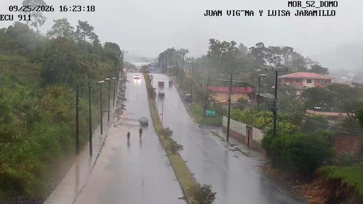 ECU911Austro's tweet photo. #Morona| Se visualiza la calzada mojada por presencia de lluvia 🌧️ mediante #videovigilanciaECU911
Tener precaución al conducir, reducir la velocidad.
#LíneaÚnicaParaEmergencias 9-1-1 https://t.co/lSxCiZ9FlG