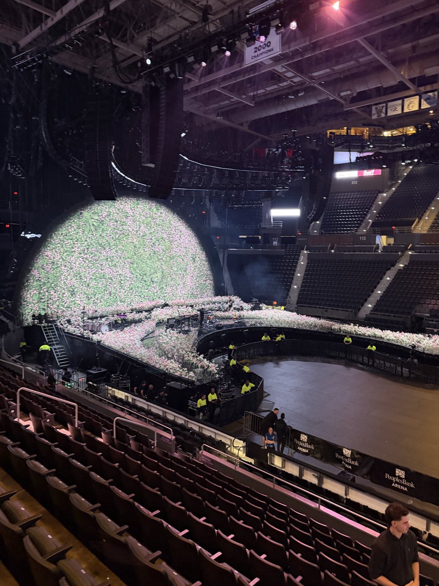 concertleaks's tweet photo. First look at the stage for Olivia Rodrigo’s The Unraveled Tour!

📸: @hausdownn https://t.co/KoC3zIibKB