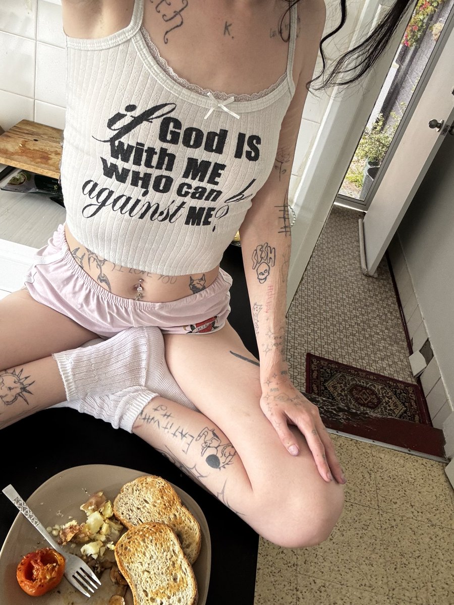 komaishere's tweet photo. Kitchen counters have many uses, can you think of another one? https://t.co/xliZKrI82X