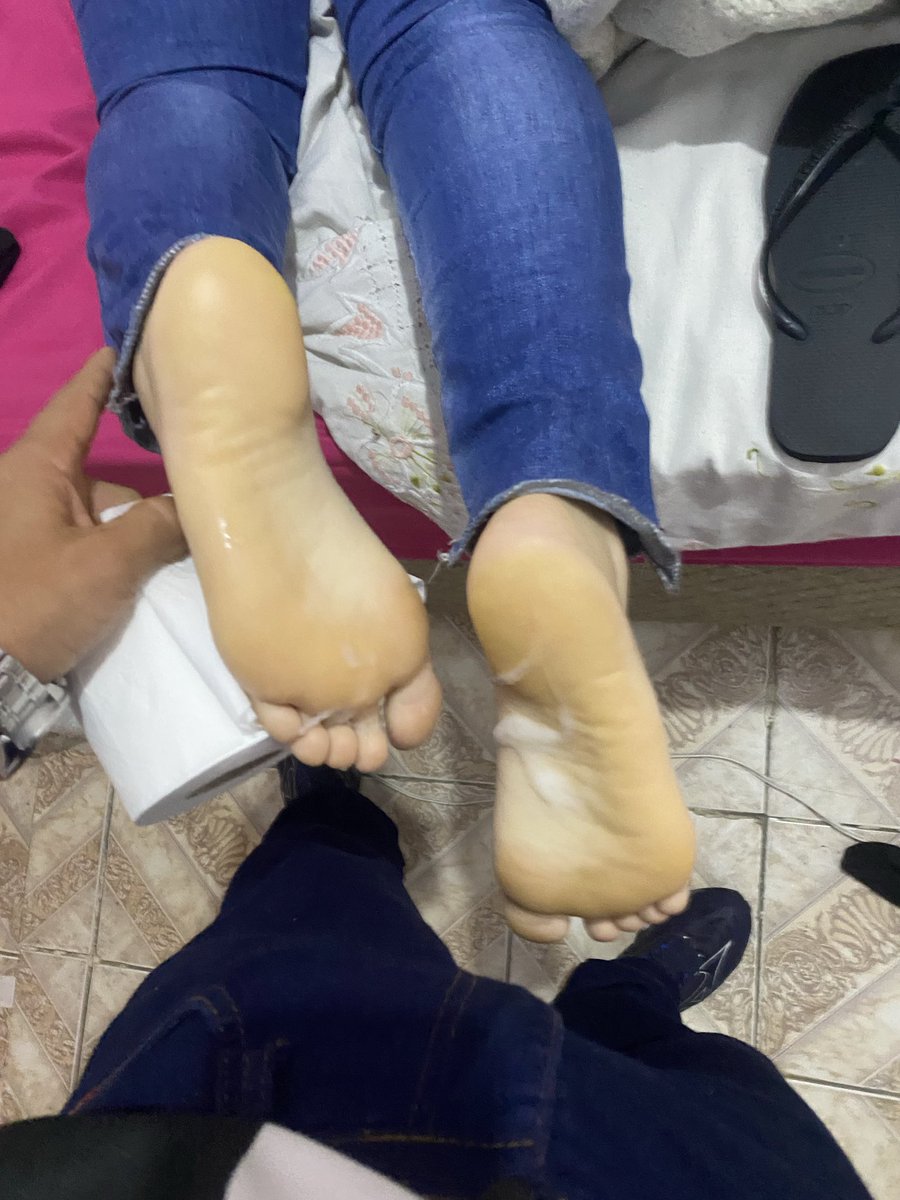 podosp_'s tweet photo. olha que bagunça 😈😈

#cumonsoles #footjob #solinhas #pezinhos #podolatria #fetiche https://t.co/dLEGu6RBIT