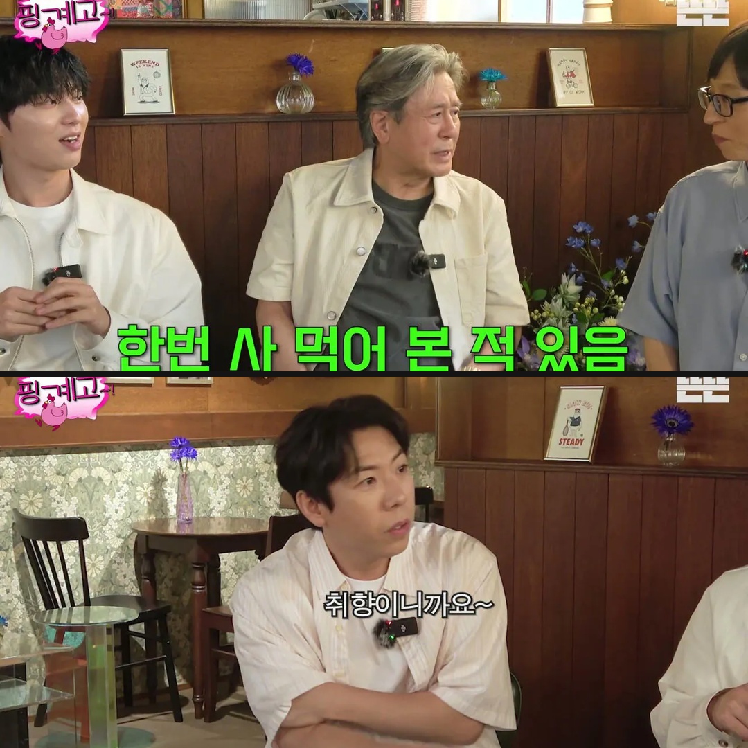 Dessamm2262's tweet photo. 유재석 핑계고 나와서 불닭볶음면 인생 처음으로 영접한 대배우 최민식 ㅋㅋㅋㅋㅋ
처음엔 면발 쫄깃하다고 여유 부리더니 30초 뒤에 땀구멍 다 열리고 동공 풀리는 거 찐이다 진짜
카리스마 넘치던 대배우도 불닭 소스 앞에서는 속수무책 넉다운 ㅋㅋㅋㅋ

매운 음식 먹을 때 여러분의 현실 대처법은?
1. 습하습하 거리면서도 자존심으로 끝까지 다 비우기
vs
2. 혀 마비 오기 전에 쿨하게 우유/치즈 투입하거나 젓가락 내려놓기