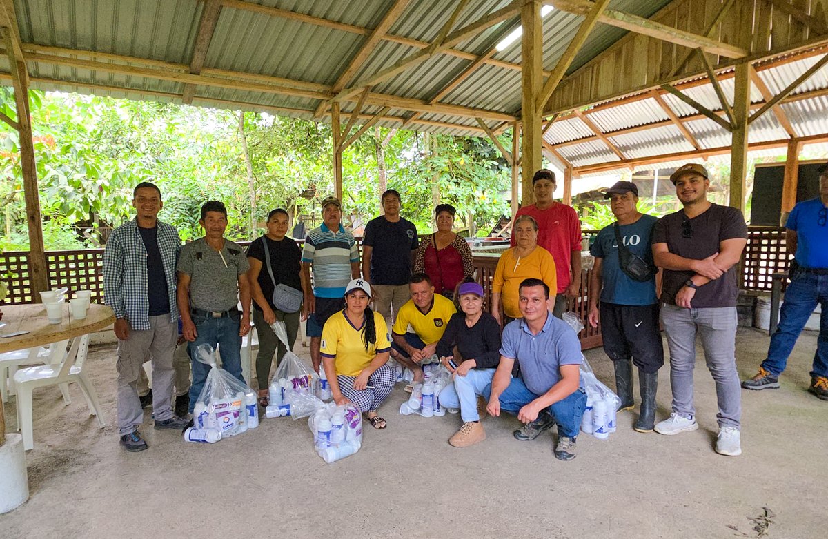 PrefecturaCanar's tweet photo. 🍫🌱 35 familias productoras de cacao de la 𝐀𝐬𝐨𝐜𝐢𝐚𝐜𝐢𝐨́𝐧 𝐋𝐮𝐜𝐡𝐚𝐝𝐨𝐫𝐞𝐬 𝐩𝐨𝐫 𝐄𝐥 𝐀𝐠𝐫𝐨, 𝐝𝐞𝐥 𝐫𝐞𝐜𝐢𝐧𝐭𝐨 𝐃𝐨𝐬 𝐁𝐨𝐜𝐚𝐬, y de la 𝐀𝐬𝐨𝐜𝐢𝐚𝐜𝐢𝐨́𝐧 𝐀𝐒𝐀𝐏𝐑𝐎𝐂𝐀𝐍𝐔, 𝐝𝐞 𝐏𝐥𝐚𝐲𝐚 𝐒𝐞𝐜𝐚, parroquia Manuel J. Calle, recibieron fertilizantes. https://t.co/2Xe8DWirac