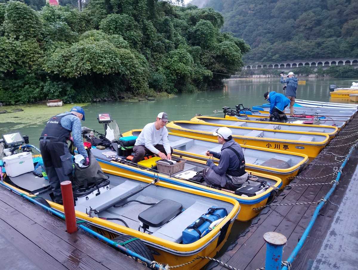 OGAWATEI_boat's tweet photo. 9/26(土) おはようございます☁️

午前６時の相模湖
水位　満水△30cm
水質     濁ってます
水温     20.3℃
曇天☁️　日中は雨の予報
最高気温21℃   風速1m🍃

皆さま、良い週末を❗
#相模湖 #小川亭 #ブラックバス 
本日の日の出 ∶午前5時31分　
桟橋付近はコバス🎣ニゴイ🎣
　今朝もガイドさん！
　１日楽しんでください🚣

⭕️「ローイング大会」開催中
　今日も湖の横断が制限されます⚠️