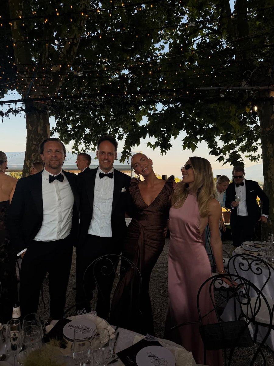 AnjinhoDig's tweet photo. THE WEDDING DAY 🥹 Min bästis sedan 27 år tillbaka är numera GIFT @michaelaforni med sin Damon! https://t.co/fQ4DcFXrm9
