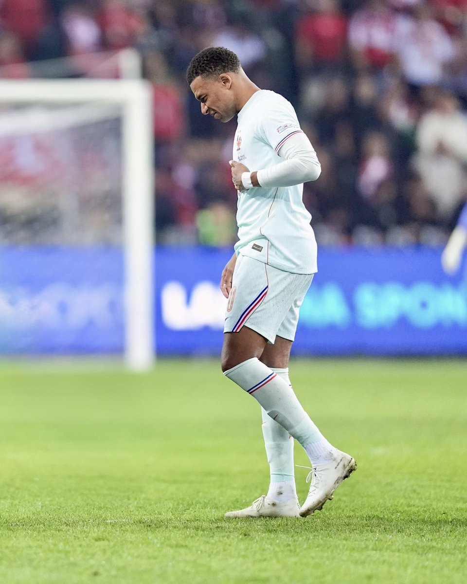 equipedefrance's tweet photo. Sur sa frappe victorieuse, Kylian Mbappé s’est blessé au genou. Il souffre d’une lésion tendineuse et est forfait pour la suite du rassemblement.

Bon rétablissement Kylian 💙 https://t.co/S3YV9oscSO