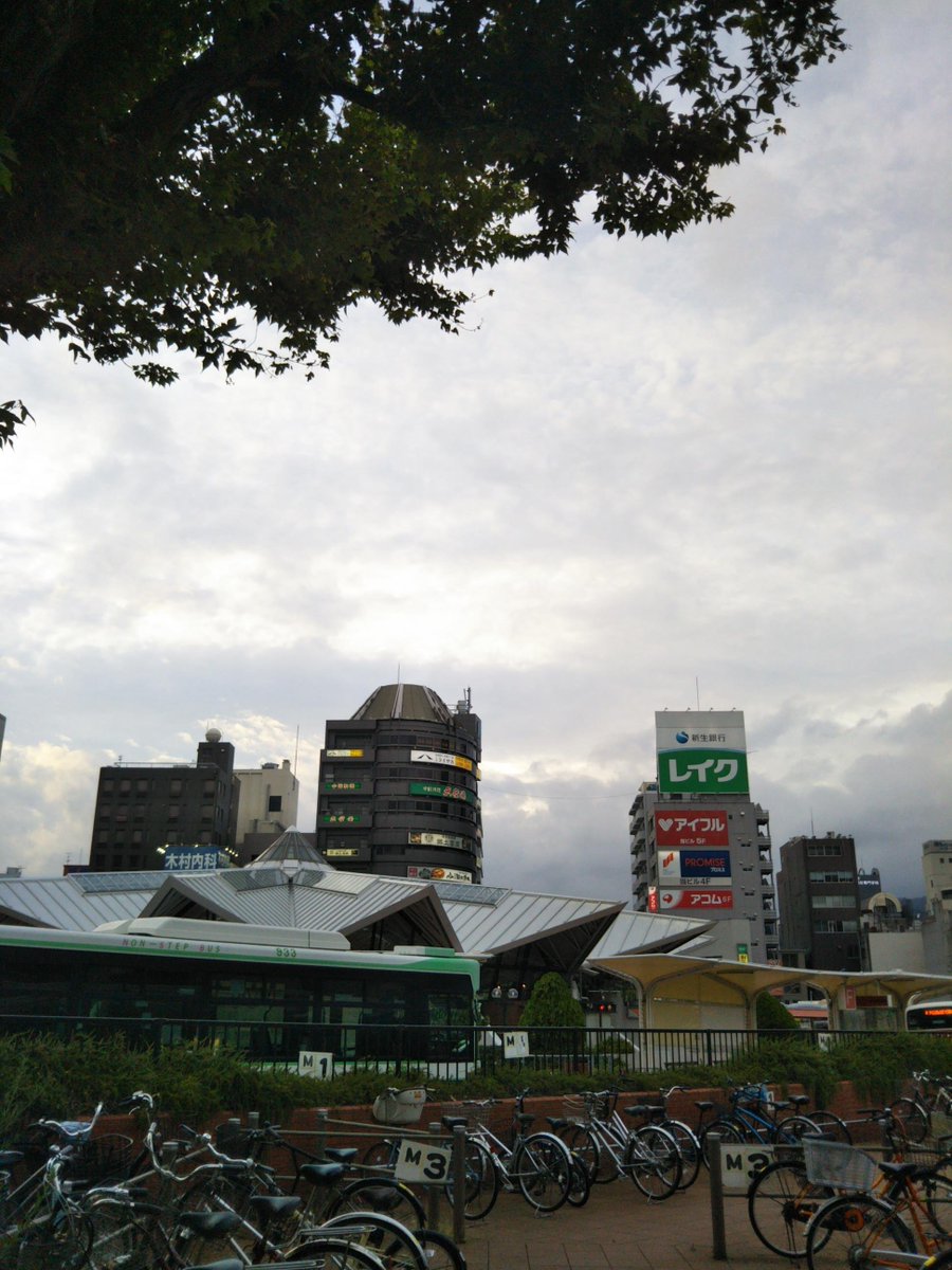 urasansanzyo's tweet photo. おはようございます⛅️

9月26日　土曜日

今日の愛知県は曇り☁️時々雨☔です
最高気温は25℃です🌡️

今日から雨☔の日が続きます
台風🌀26号が予報では太平洋沖を進む確率が高いようですが今後の動きには要注意☔
新たな災害が起きない事を祈ります🙏

今日が素敵な一日になりますように🌅
#イマソラ https://t.co/DET3TVV3EO