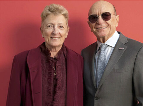 dariogallo's tweet photo. Alfredo Coto tiene 84 años, su mujer menos.
Acaban de lanzar un bot con IA para que te ayude en las compras y se llama Gloria, o sea, GlorIA.
La esposa de Coto se llama Gloria. 
Tenés que cerrar el estadio, Alfredo. https://t.co/NhD72fbM7d