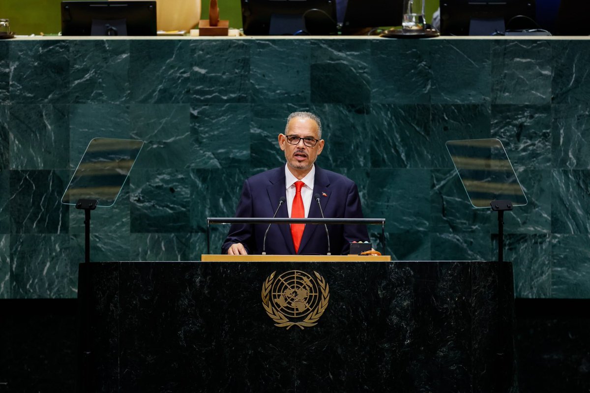 extrainfo509's tweet photo. À l’Assemblée générale de l’ONU, le Premier minstre @citoyendidier a exposé vendredi ses trois priorités : sécurité, élections crédibles et relance économique. Il a plaidé pour le renouvellement du mandat de la GSF afin de mettre fin aux cycles de transitions politiques. #EIH https://t.co/Mp58DkDniu