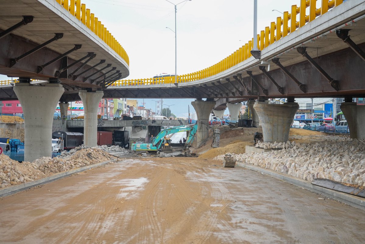 OrlandoMolanoP's tweet photo. Seguimos avanzando en las obras del grupo 1 de la av. 68. Estamos mejorando los suelos en el carril de @TransMilenio y ampliando la AutoSur para particulares. 

Nos quedan cerca de 600 metros y estamos revisando el Plan de Manejo de Tránsito para acelerar los trabajos.

Seguimos trabajando duro para terminar esta obra y mejorar la movilidad de los bogotanos, esa ha sido la instrucción del alcalde @CarlosFGalan.