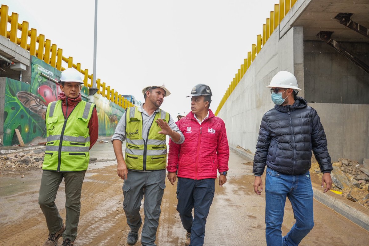 OrlandoMolanoP's tweet photo. Seguimos avanzando en las obras del grupo 1 de la av. 68. Estamos mejorando los suelos en el carril de @TransMilenio y ampliando la AutoSur para particulares. 

Nos quedan cerca de 600 metros y estamos revisando el Plan de Manejo de Tránsito para acelerar los trabajos.

Seguimos trabajando duro para terminar esta obra y mejorar la movilidad de los bogotanos, esa ha sido la instrucción del alcalde @CarlosFGalan.