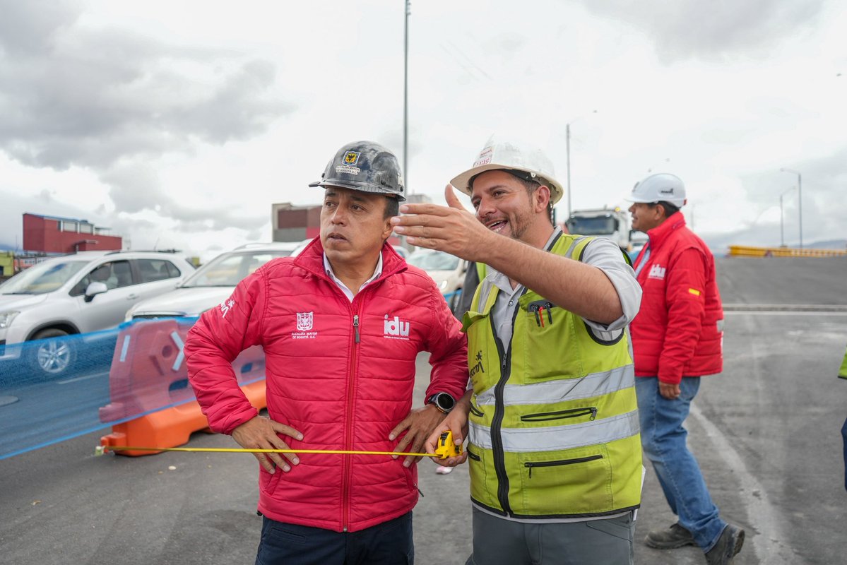 OrlandoMolanoP's tweet photo. Seguimos avanzando en las obras del grupo 1 de la av. 68. Estamos mejorando los suelos en el carril de @TransMilenio y ampliando la AutoSur para particulares. 

Nos quedan cerca de 600 metros y estamos revisando el Plan de Manejo de Tránsito para acelerar los trabajos.

Seguimos trabajando duro para terminar esta obra y mejorar la movilidad de los bogotanos, esa ha sido la instrucción del alcalde @CarlosFGalan.