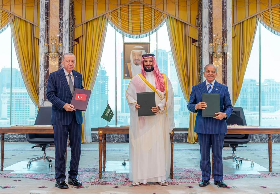 XHNews's tweet photo. Military chiefs of Saudi Arabia, Pakistan and Türkiye met in Riyadh on Friday to discuss the security situation and ways to strengthen defense cooperation, according to the Saudi Ministry of Defense https://t.co/zg8lzB0OVC https://t.co/binVWsuQdF