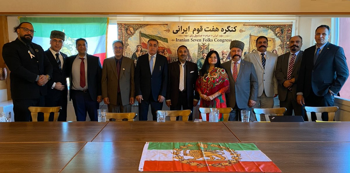 IranAzarbaijan7's tweet photo. بیانیه نشست سران کنگره هفت قوم ایرانی
۲۳ و ۲۴ سپتامبر ۲۰۲۶ – برن، سوئیس

به نام ایران و ملت ایران

پیرو برگزاری نخستین نشست شورای عالی کنگره هفت قوم ایرانی در تاریخ ۲۳ و ۲۴ سپتامبر ۲۰۲۶ در شهر برن، سوئیس، با حضور سران و نمایندگان تشکل‌های عضو، و پس از بررسی دستور کار نشست و انجام رأی‌گیری‌های مقرر، ساختار نخستین شورای عالی کنگره تعیین و به تصویب رسید.

بر پایه آرای مأخوذه از اعضای شورای عالی، جناب آقای لهراسب ساسانی‌فر شاهسون، نماینده جنبش آذربایجان برای دموکراسی و یکپارچگی ایران، به عنوان نخستین دبیرکل کنگره هفت قوم ایرانیانتخاب شدند.

متعاقباً، دبیرکل منتخب، در جمع حاضران، معاون دبیرکل و سخنگوی کنگره را به شرح زیر منصوب نمودند:

آقای سعید قهرمانی قشقایی، نماینده جبهه پیروان خسروخان قشقایی، به عنوان معاون دبیرکل؛

آقای فرهنگ مهیمی، نماینده جبهه متحد جنوب‌شرق ایران، به عنوان سخنگوی کنگره.

حاضران در این نشست، ضمن تأکید مجدد بر مفاد، اصول و اهداف مندرج در بیانیه اعلام موجودیت کنگره هفت قوم ایرانی، بر اهمیت همگرایی، همبستگی و همکاری میان تمامی اقوام و گروه‌های ایرانی تأکید نموده و بهره‌گیری از توانمندی‌ها، سرمایه‌های انسانی و فرهنگی و ظرفیت‌های تمامی بخش‌های ایران را از ارکان دستیابی به آینده‌ای آزاد، آباد، دموکراتیک و یکپارچه برای کشور دانستند.

در این نشست همچنین بر ضرورت به‌کارگیری تمامی توان و ظرفیت‌های موجود در راستای حفظ یکپارچگی سرزمینی ایران و پاسداری از پیوستگی تاریخی و ملی کشور تأکید شد. حاضران تصریح نمودند که همگرایی میان اقوام ایرانی می‌تواند زمینه‌ساز همکاری گسترده‌تر میان نیروهای سیاسی و اجتماعی و شکل‌گیری چشم‌اندازی مشترک برای آینده ایران باشد.

اعضای کنگره، وضعیت و عملکرد جمهوری اسلامی ایران را برای کشور و ملت ایران فاجعه‌بار دانسته و بر ضرورت پایان یافتن ساختار سیاسی موجود و گذار کشور به نظامی مبتنی بر آزادی، دموکراسی، حاکمیت ملت، برابری شهروندان و رعایت حقوق بنیادین انسان‌ها تأکید نمودند.

اعضای کنگره اعلام داشتند که تمامی تلاش‌های سیاسی، مدنی و سازمانی خود را، در همکاری با دیگر هم‌میهنان ایرانی و در چارچوب اهداف و اصول اعلام‌شده کنگره، برای پایان دادن به نظام جمهوری اسلامی و فراهم ساختن زمینه گذار ایران به آینده‌ای آزاد و دموکراتیک به کار خواهند بست.

حاضران در این نشست، تحقق «انقلاب شیر و خورشید» را در راستای دستیابی به ایرانی آزاد و دموکراتیک، پاسداری از تمامیت ارضی ایران و فراهم ساختن زمینه آبادانی و پیشرفت کشور، از اهداف مورد تأکید کنگره دانستند.

کنگره هفت قوم ایرانی، «انقلاب شیر و خورشید» را بیانگر خواست مورد حمایت این کنگره برای دگرگونی ساختار سیاسی کشور دانسته و اعلام می‌نماید که خود را در برابر تحقق آرمان‌های آزادی‌خواهانه و دموکراتیک ملت ایران مسئول می‌داند.

این کنگره اعلام می‌نماید که کوشش‌های سیاسی، مدنی و سازمانی خود را برای تحقق اهداف و آرمان‌های «انقلاب شیر و خورشید» تا زمان تحقق اهداف اعلام‌شده، با رعایت اصول و موازین مقرر در اسناد کنگره، ادامه خواهد داد.

شورای عالی کنگره هفت قوم ایرانی همچنین بر نقش رهبری شاهزاده رضا پهلوی در جریان «انقلاب شیر و خورشید» صحه گذاشت.

حاضران در پایان، بر پایبندی خود به آرمان‌های آزادی، دموکراسی، حاکمیت ملت، برابری شهروندان، پاسداری از تمامیت سرزمینی ایران و فراهم آوردن زمینه مشارکت برابر و مؤثر تمامی اقوام و گروه‌های ایرانی در آینده سیاسی کشور تأکید کردند.

کنگره هفت قوم ایرانی، ضمن اعلام آغاز فعالیت ساختار اجرایی خود، بر ادامه همکاری میان تشکل‌های عضو، تقویت هماهنگی و همگرایی میان آنان و پیگیری اهداف مندرج در بیانیه اعلام موجودیت کنگره تأکید می‌نماید.

شورای عالی کنگره هفت قوم ایرانی
 برن – سوئیس
۲۳ و ۲۴ سپتامبر ۲۰۲۶

#کنگره_هفت_قوم_ایرانی

از آذربایجان: #جنبش_آذربایجان 

از ایلام و کردستان: 
#جنبش_ایلام_برای_ایران 

از جنوب‌شرق ایران:  
#جبهه_متحد_جنوب_شرق

 از ایل بزرگ قشقایی: 
 #جبهه_پیروان_خسروخان_قشقایی